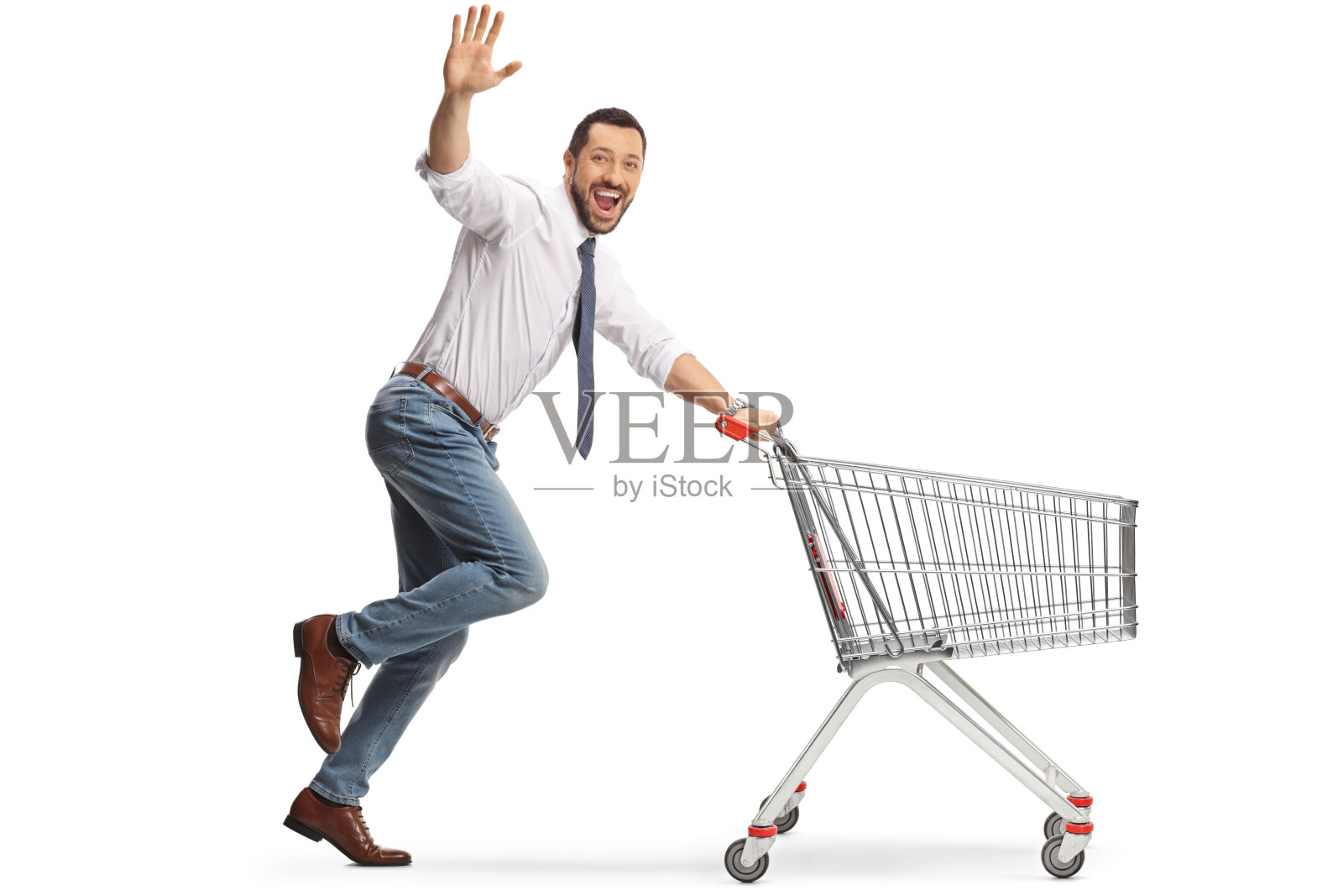 一个兴高采烈的男人推着购物车跑着，对着镜头挥手照片摄影图片