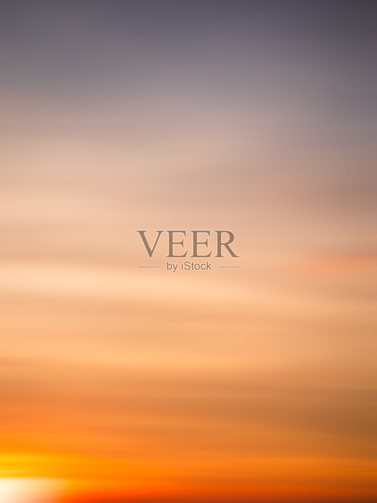 日落模糊橙色天空梯度日出粉彩云覆盖傍晚美丽的风景黎明晴朗的一天早晨多云黄昏黄昏金色阳光壁纸和平的地平线云景天堂场景。照片摄影图片