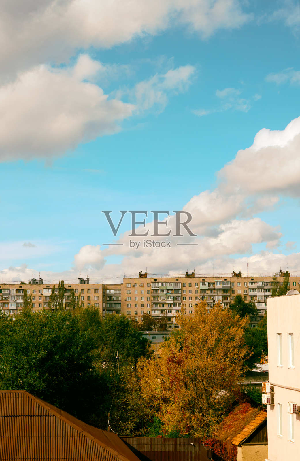 从窗户看屋顶照片摄影图片