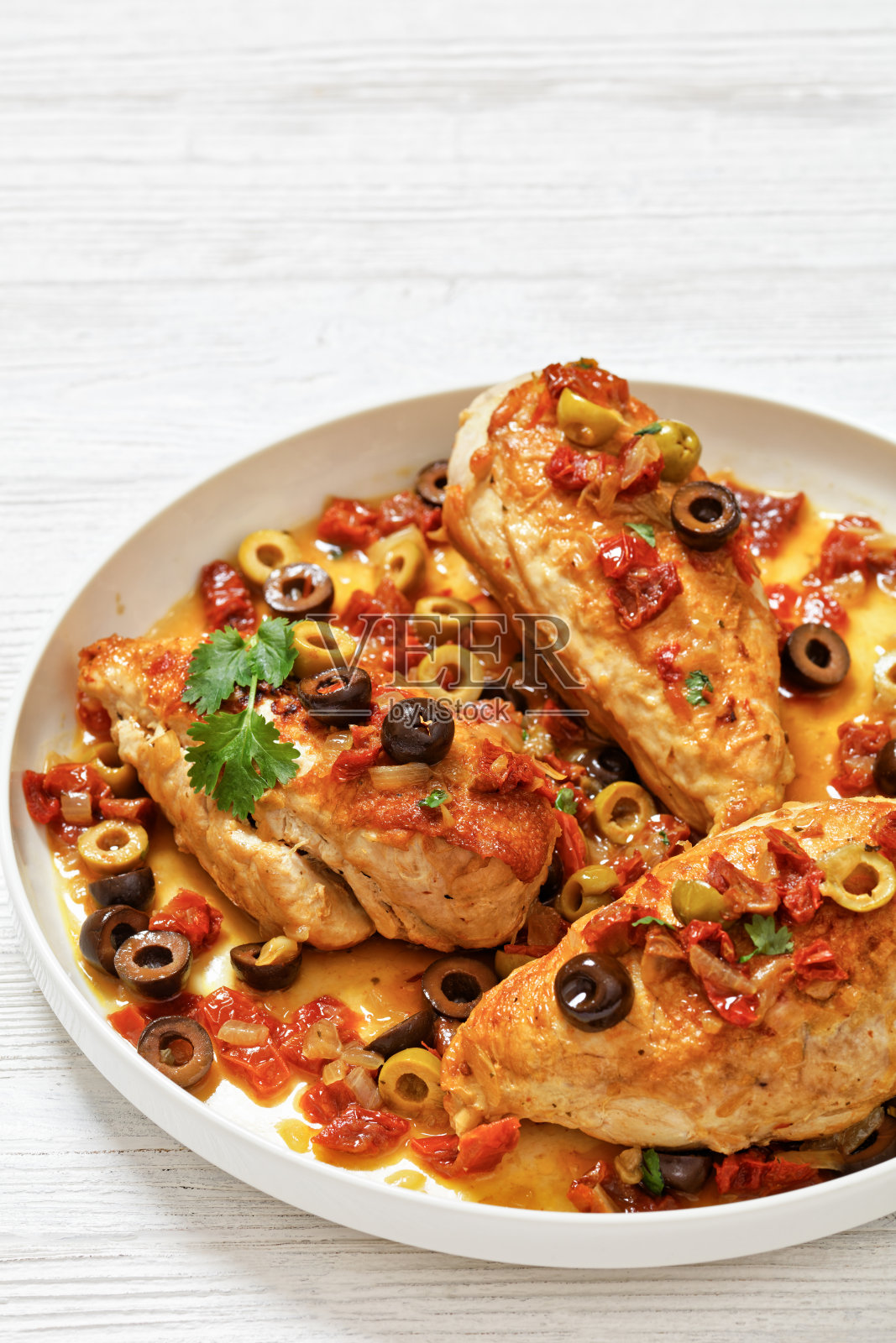 鸡胸肉配蔬菜，橄榄，俯视图照片摄影图片