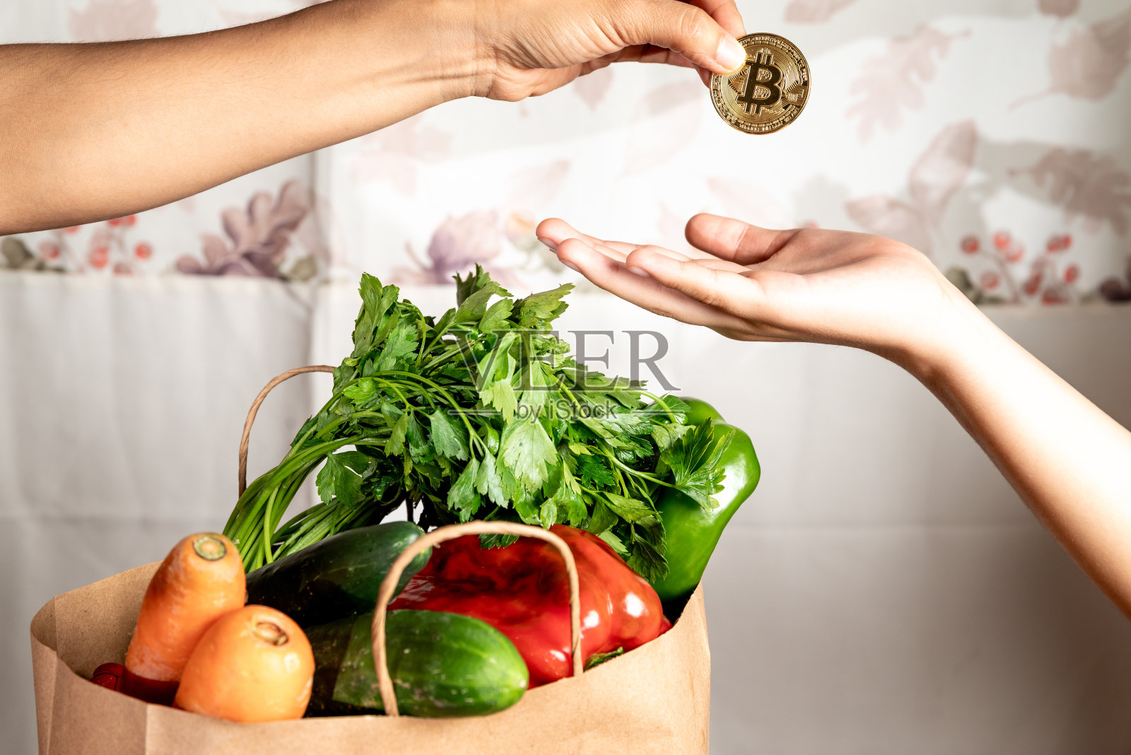 用不同货币购买新鲜蔬菜照片摄影图片