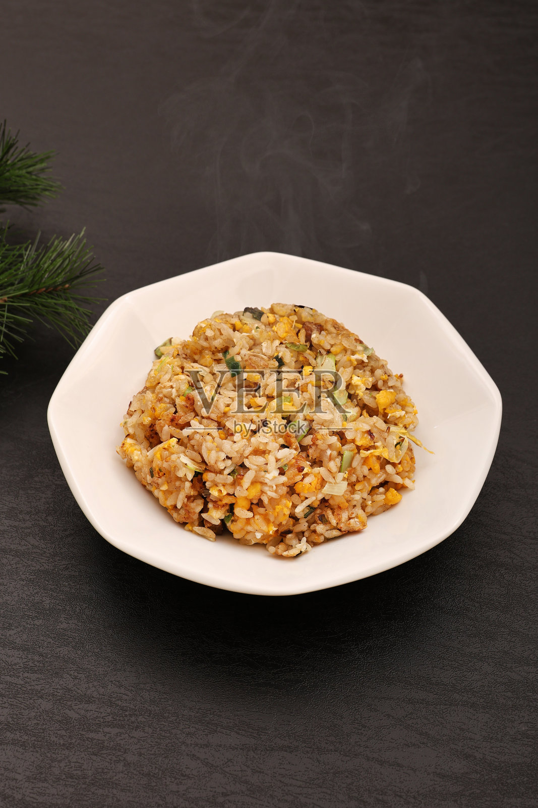 白盘子里盛着炒饭照片摄影图片