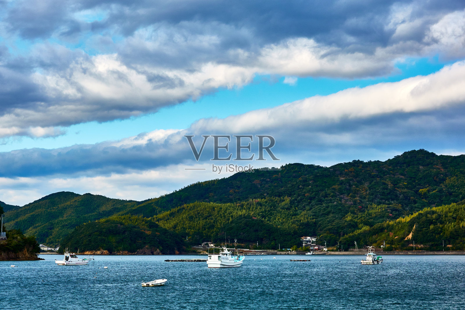 海湾的美景映衬着忧郁的天空照片摄影图片