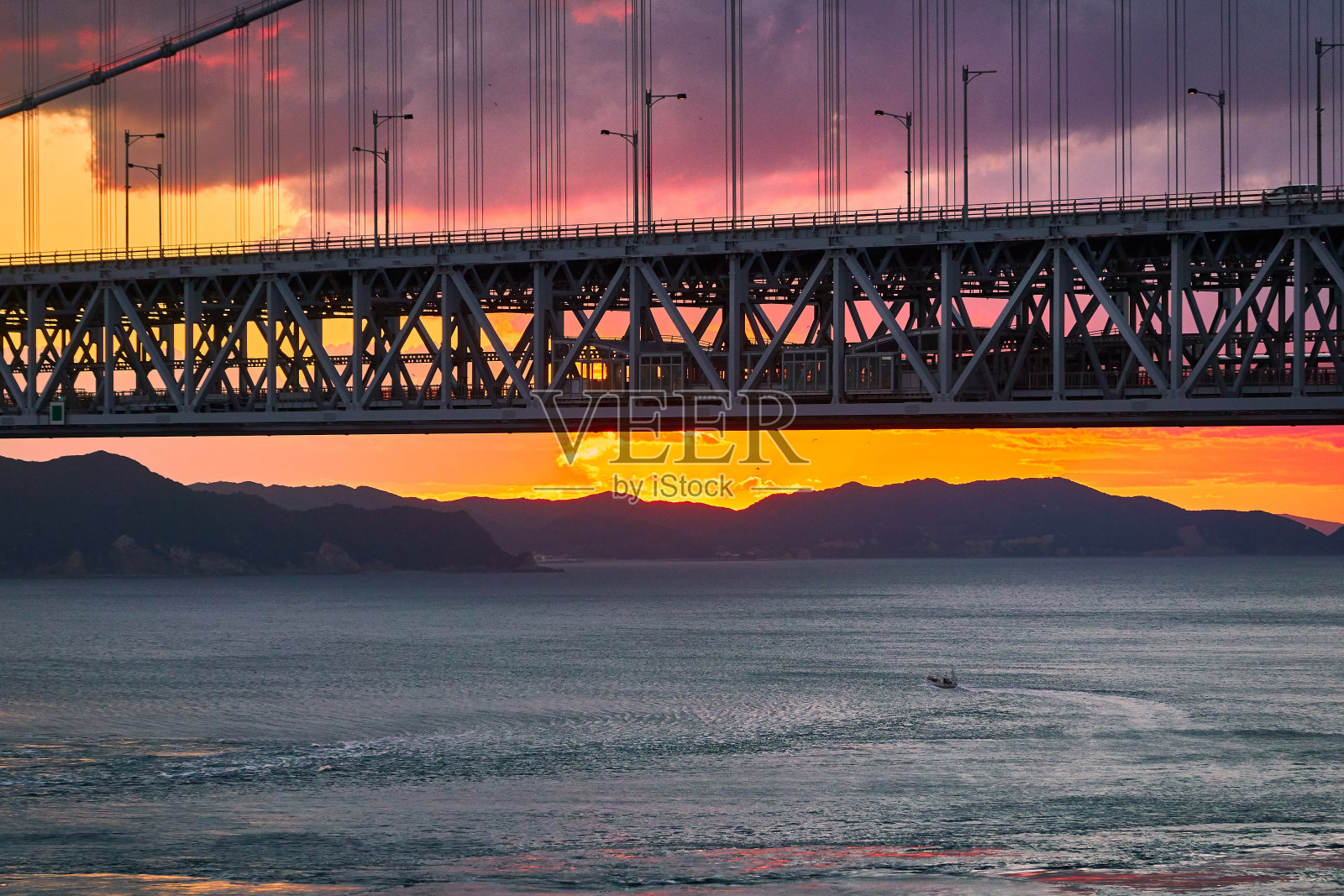 日出时，大海对着阴沉的天空的美景照片摄影图片
