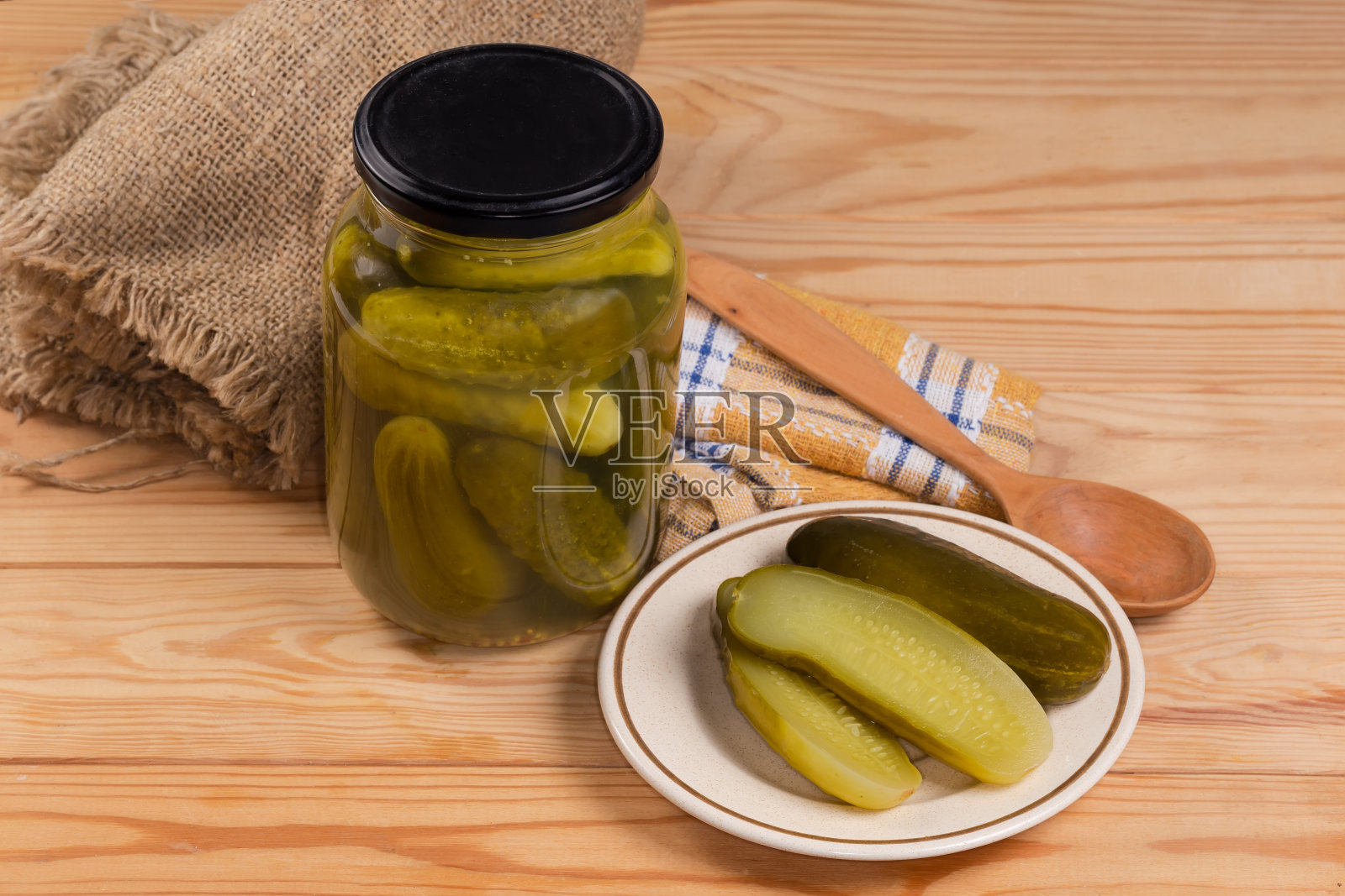 一罐罐装黄瓜和一碟同样的黄瓜照片摄影图片