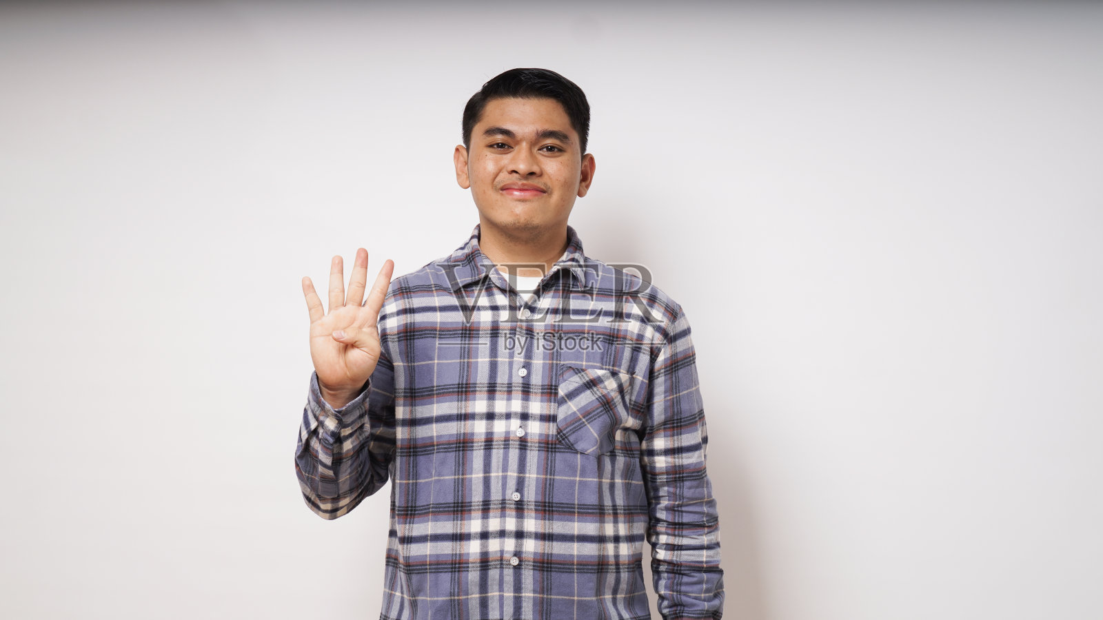 年轻的亚洲男子伸出一个手指的手势照片摄影图片