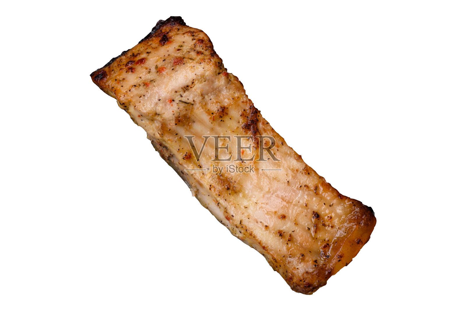 一片美味的烤鱼，配上盐、香料和香草放在陶瓷盘子里照片摄影图片