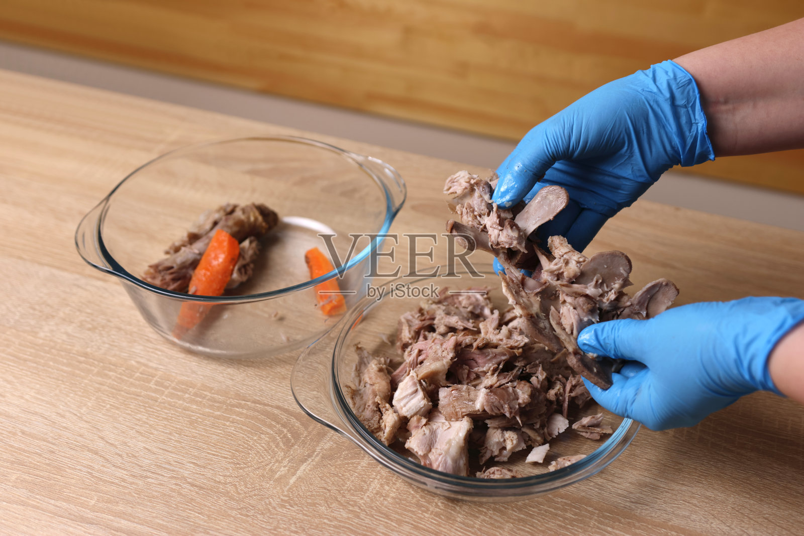 我们把肉和骨头分开。肉类菜肴的准备照片摄影图片