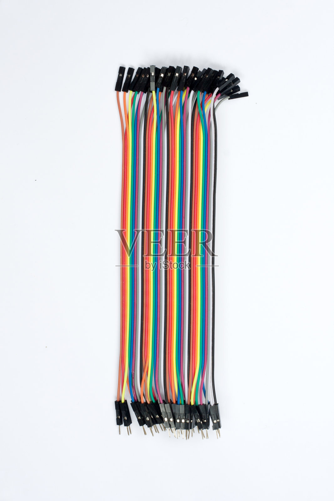 Arduino的公母跳线。白色背景上的一组彩色连接线。照片摄影图片