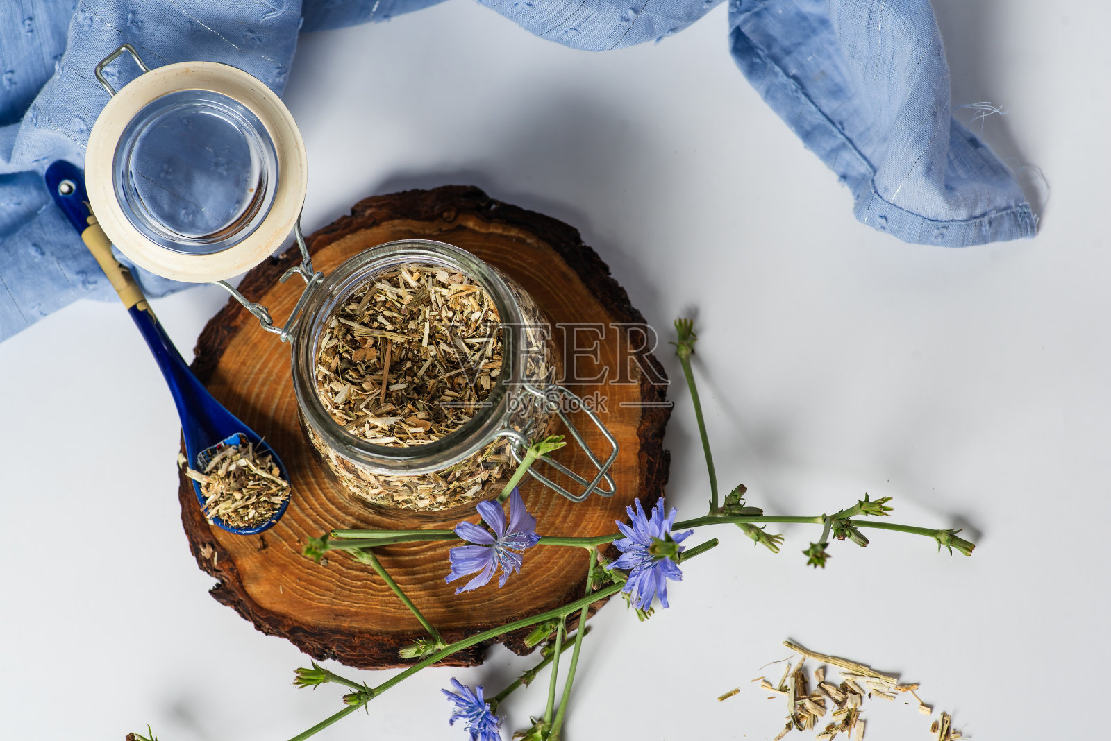 菊苣根和菊苣花照片摄影图片