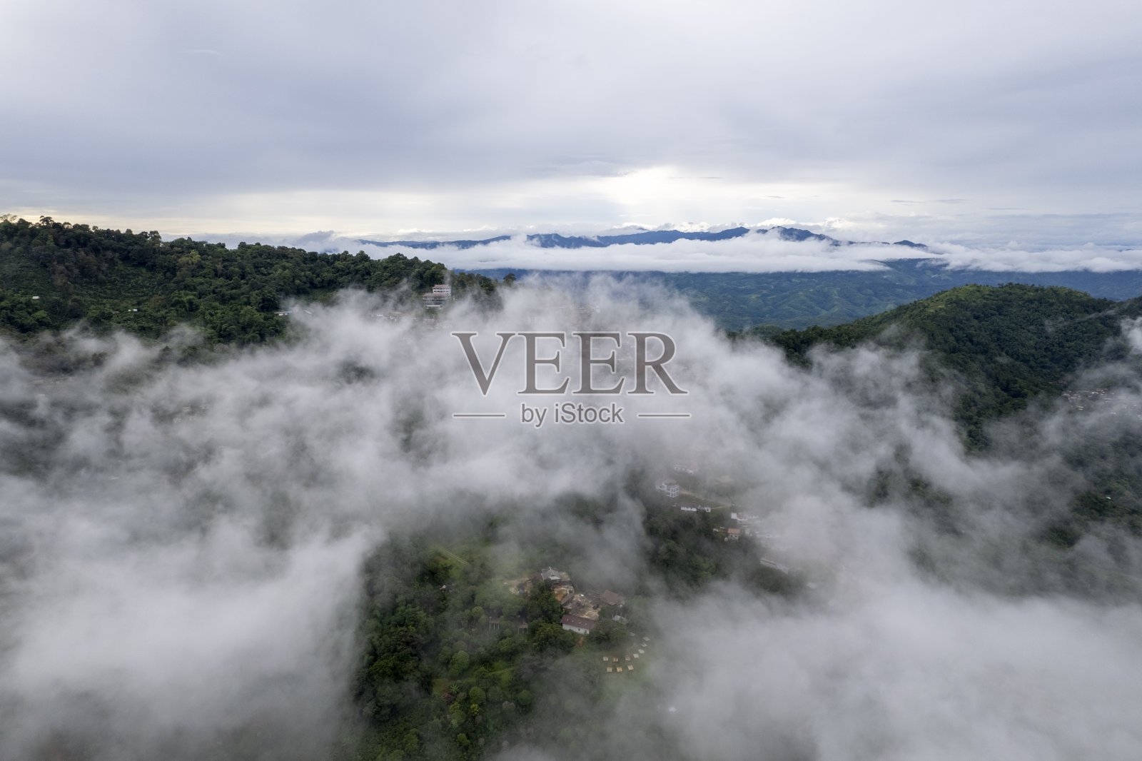 山顶的晨雾景观照片摄影图片