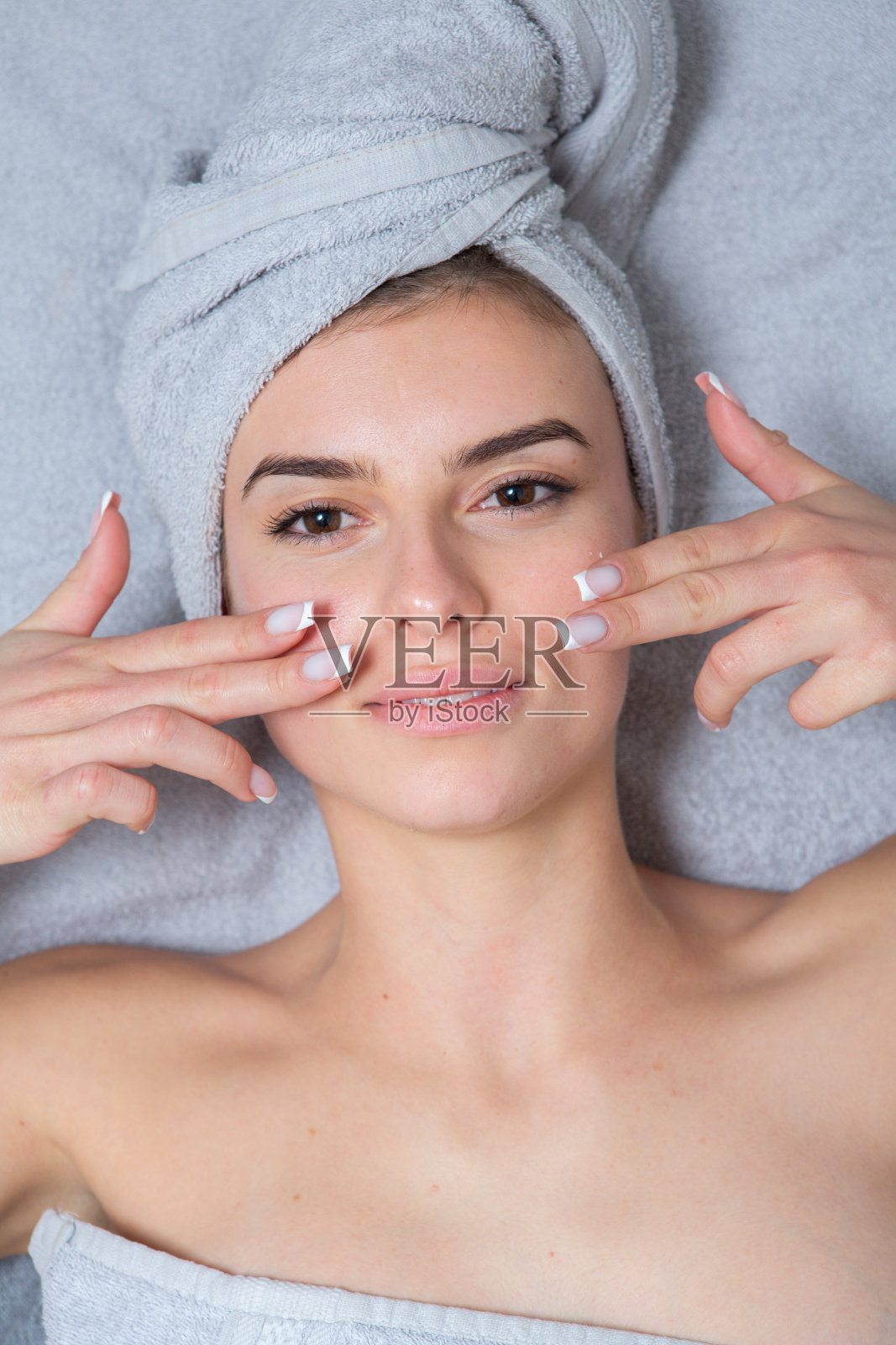 一位年轻女子在温泉沙龙接受背部按摩。美容护理理念。照片摄影图片