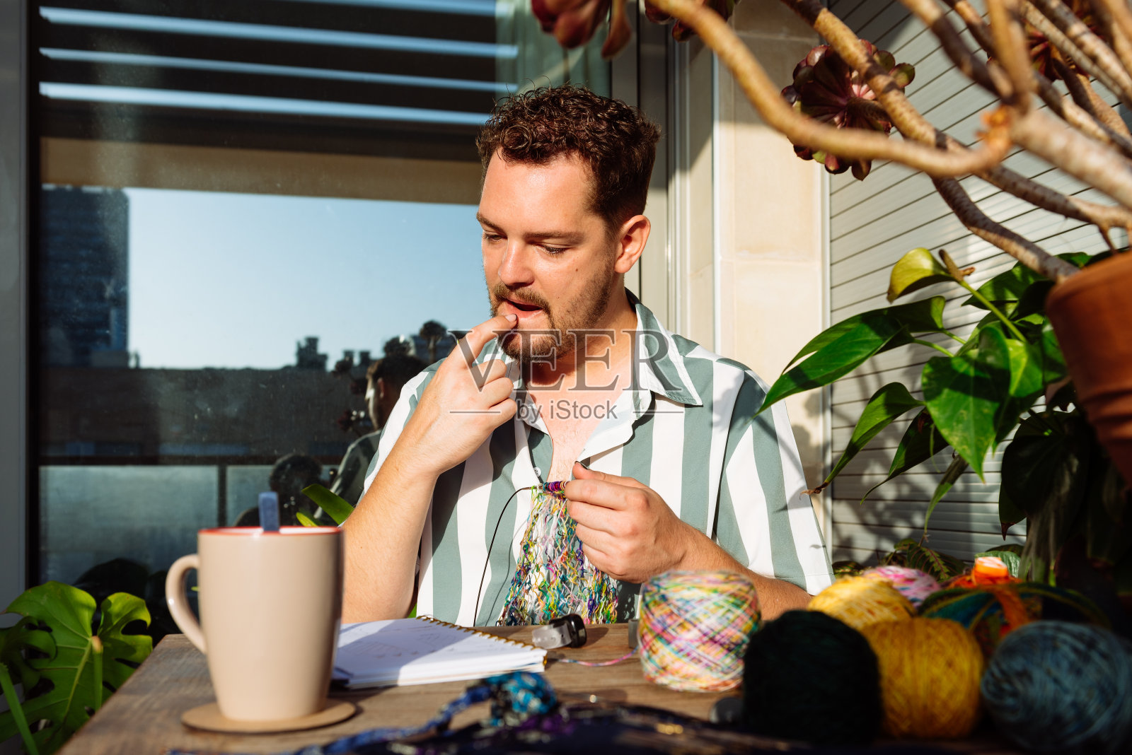 怀疑的人在餐桌上用纱线思考照片摄影图片