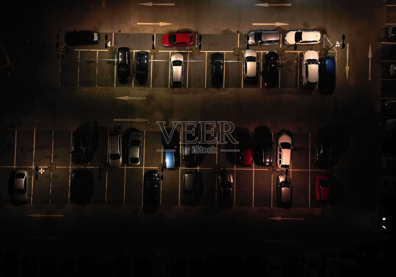 控制停车场的使用和人员的流动。用无人机在你头顶上安装摄像头来减少犯罪。为您量身定制的安全服务照片摄影图片