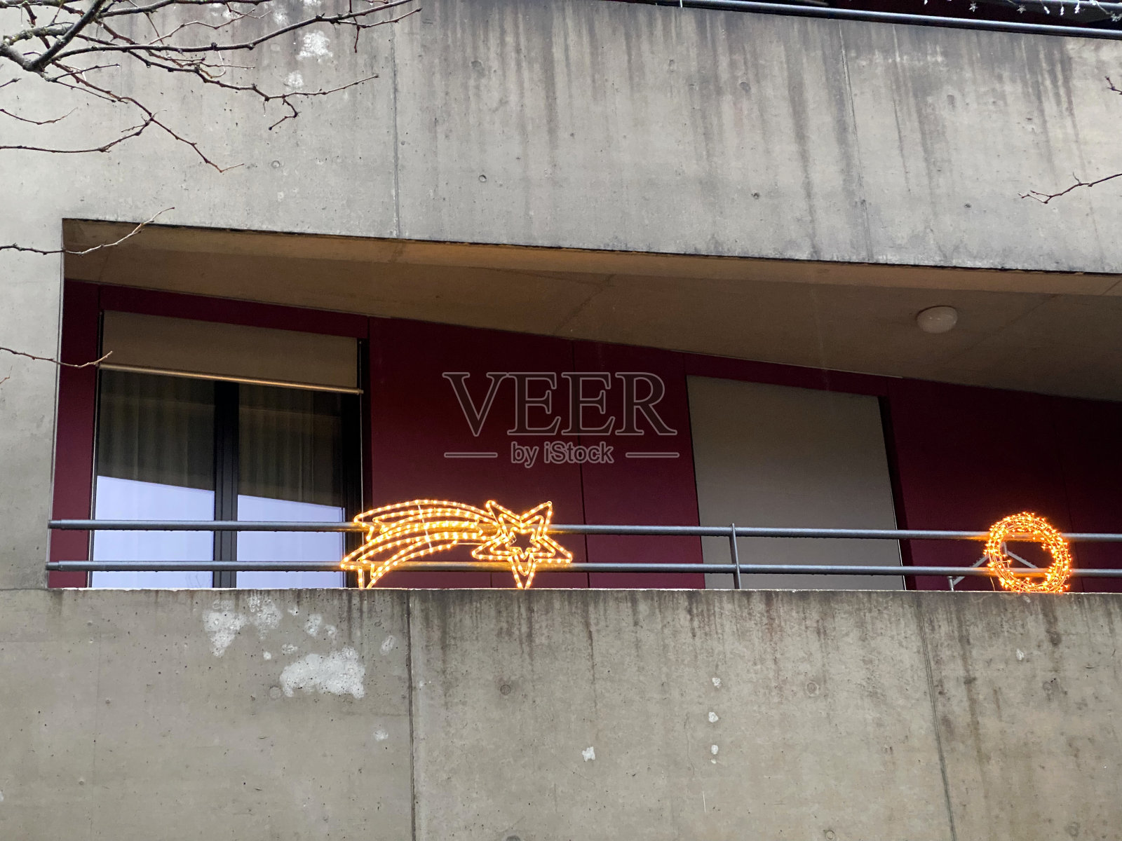 瑞士小镇的公寓里圣诞彩灯装饰的风景。照片摄影图片