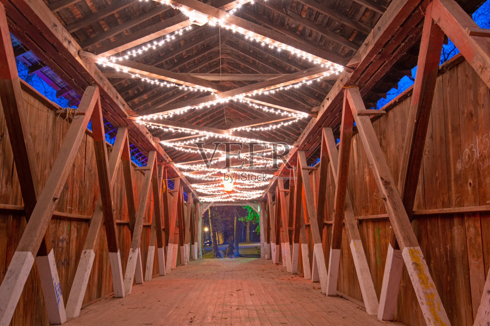 有圣诞灯的单行道桥——印第安纳州霍华德县照片摄影图片