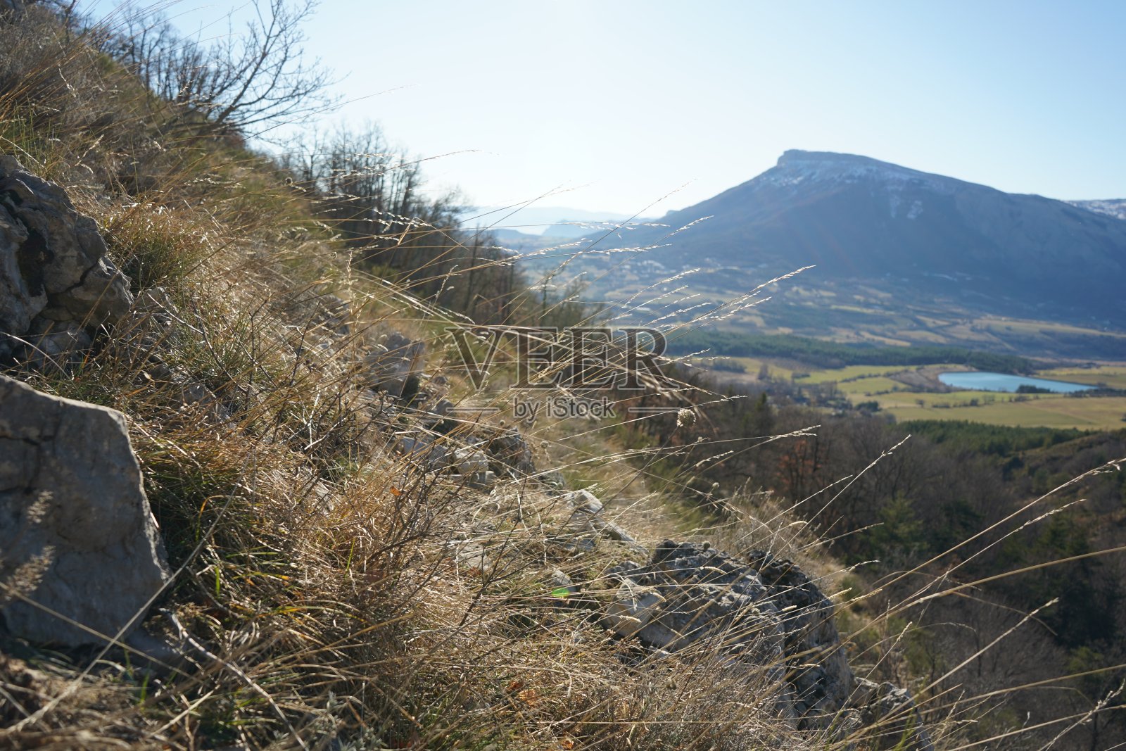 山景在一个阳光明媚的秋日照片摄影图片
