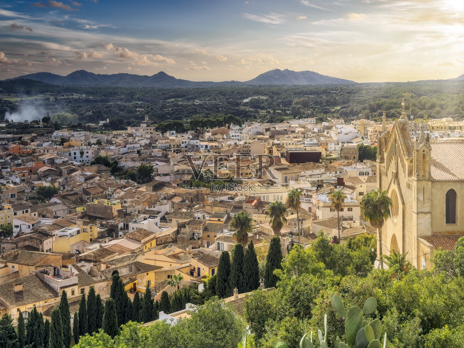 西班牙巴利阿里群岛马略卡岛上的西班牙小镇阿尔滕和圣萨尔瓦多(教区教堂和朝圣教堂)照片摄影图片