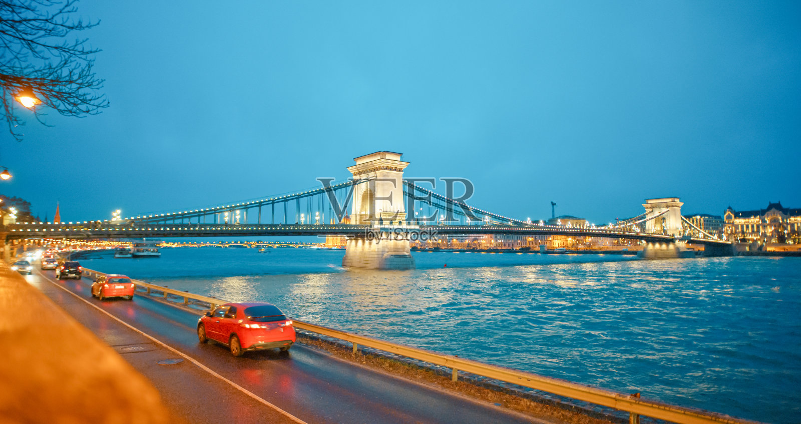 黄昏时分，匈牙利布达佩斯多瑙河上的塞切尼吊桥的低角度景观照片摄影图片