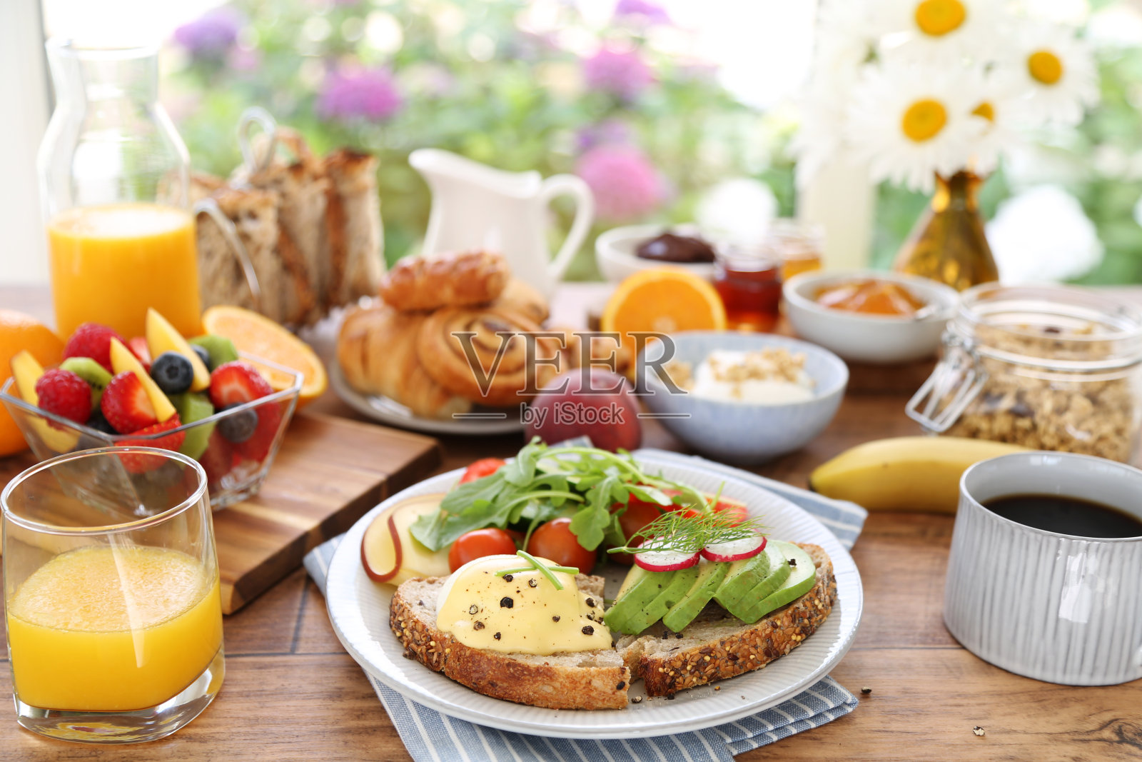 早餐桌上照片摄影图片