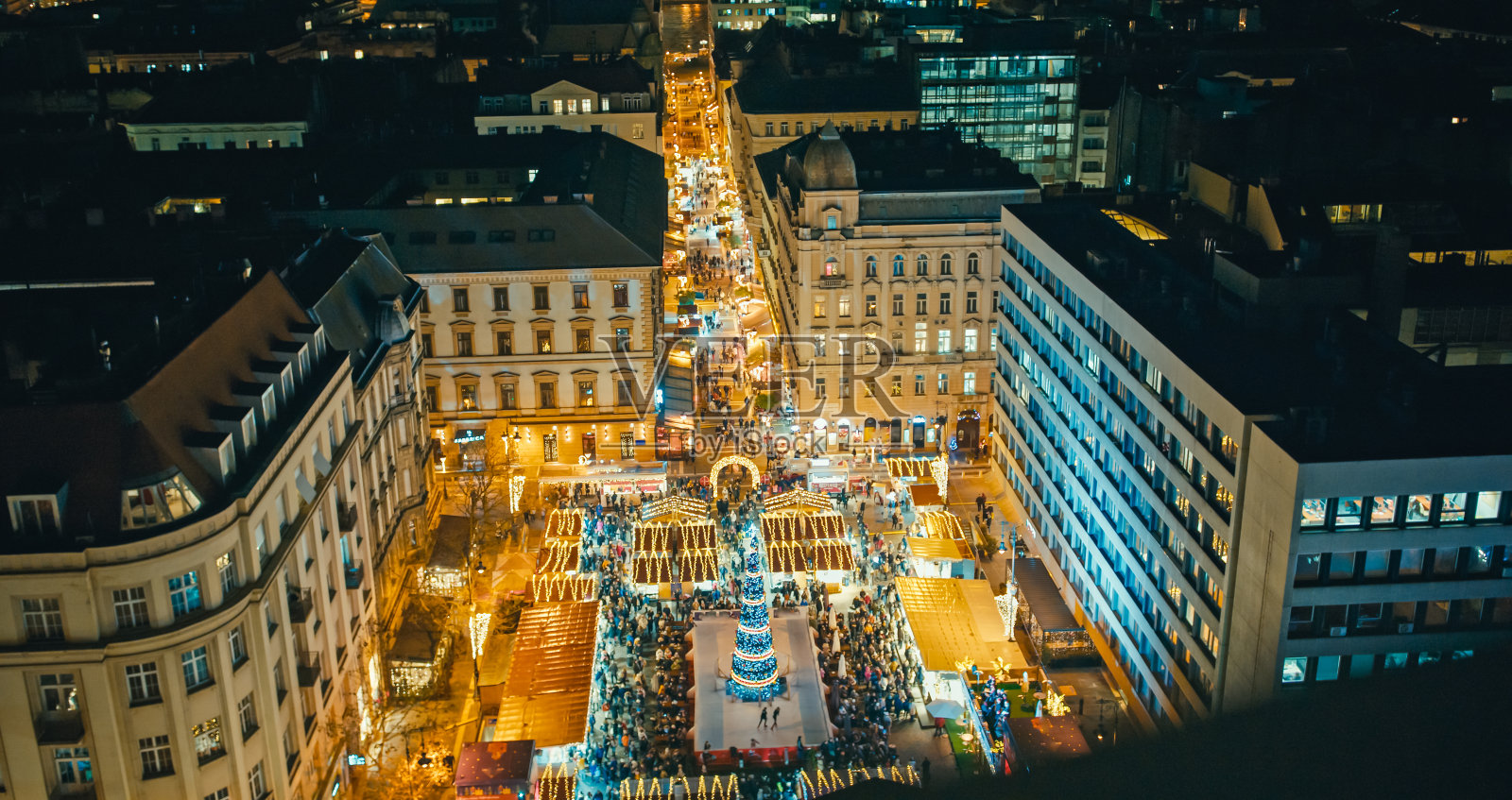 无人机拍摄的匈牙利布达佩斯夜景中的圣诞市场照片摄影图片