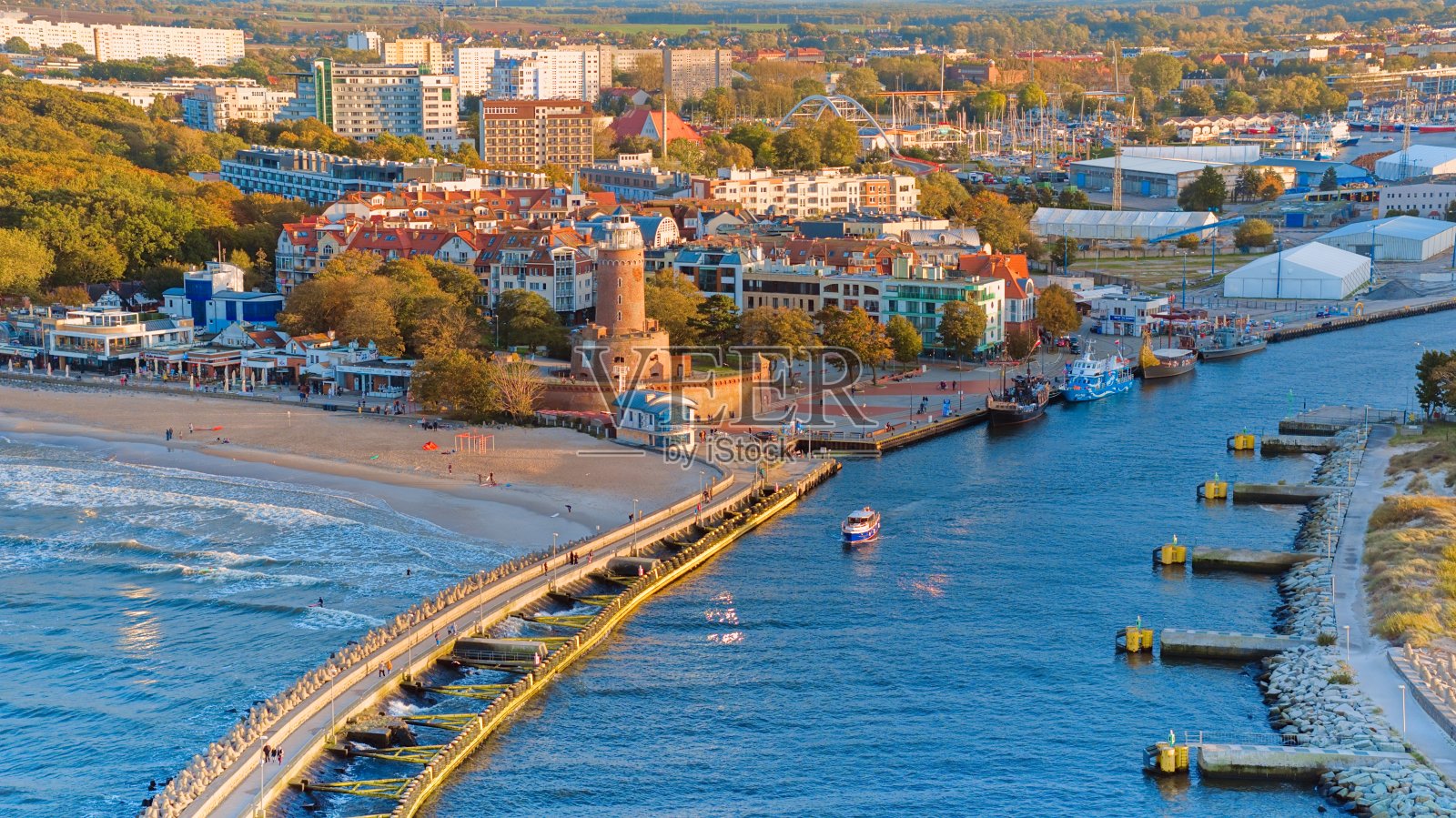 波兰科沃布热格港口和灯塔航拍，自然光，无人机拍摄照片摄影图片