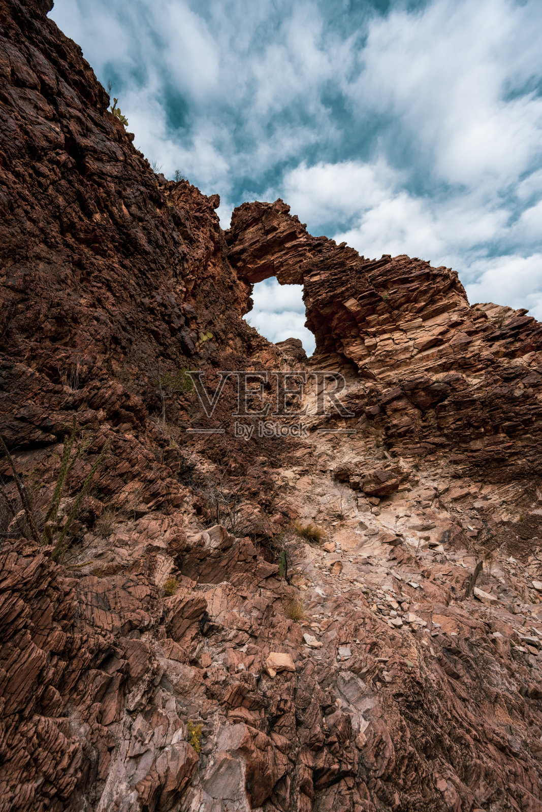 尖锐的岩石上升到一个拱沿上Burro冲在大弯照片摄影图片