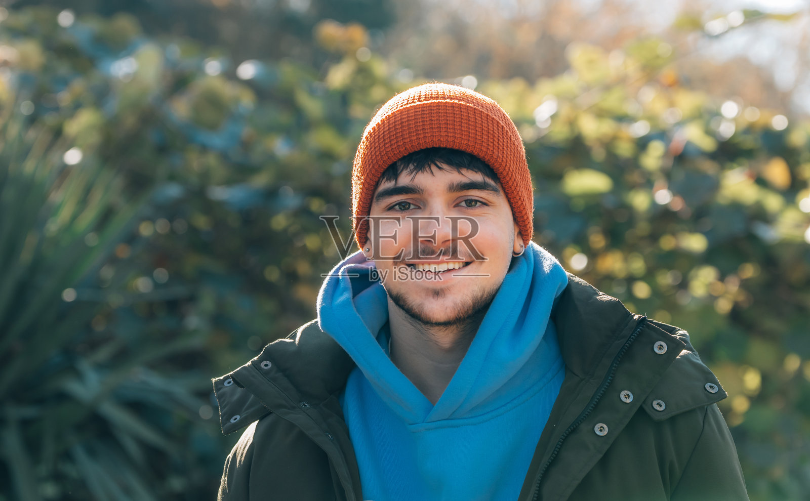 肖像年轻人在冬天的户外裹得严严实实照片摄影图片