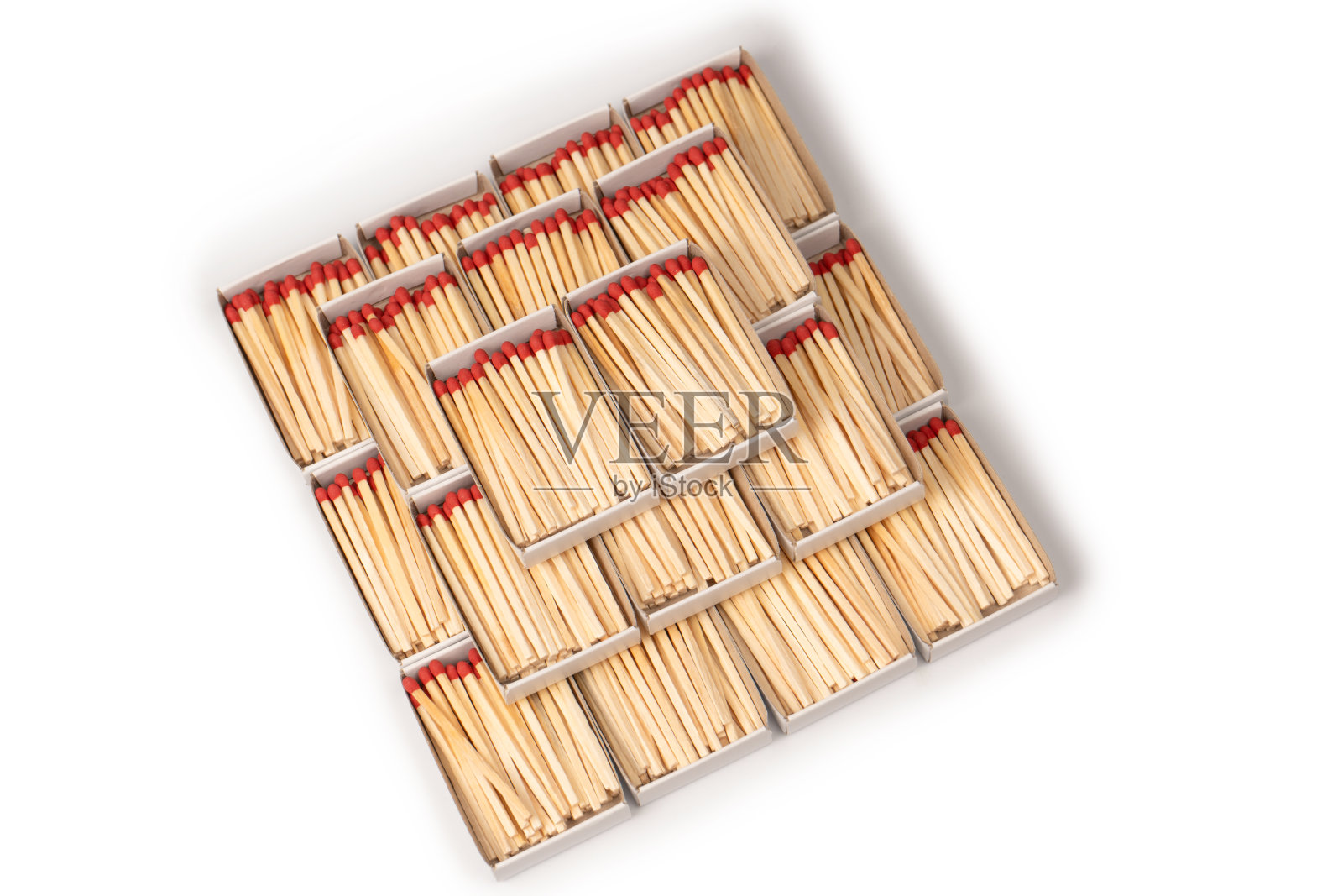 用新火柴棍作为背景的盒子。照片摄影图片