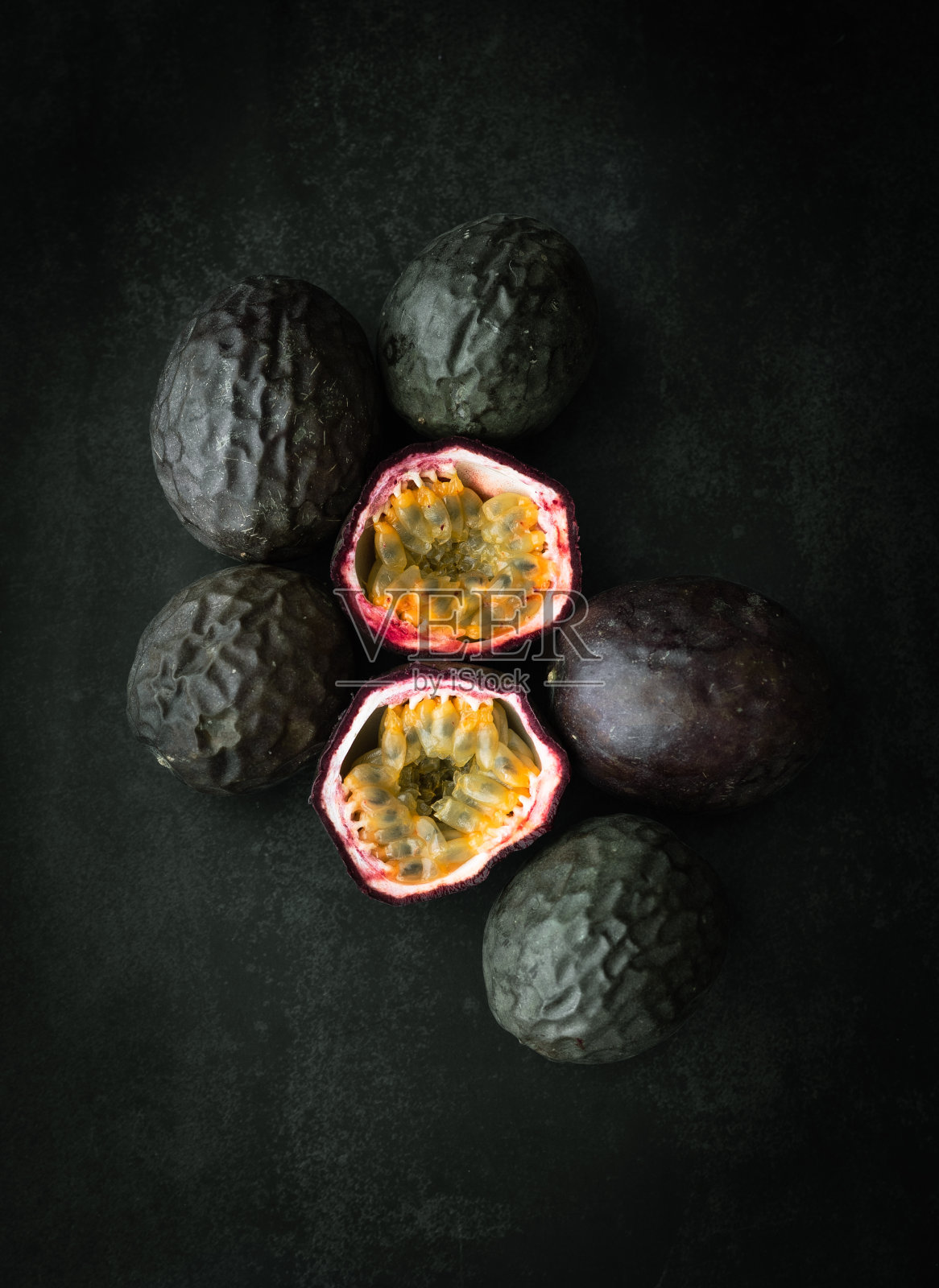 情调背景下的奇异百香果照片摄影图片