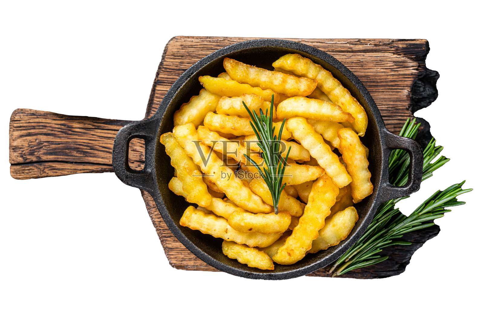 在平底锅里炸皱薯条土豆。孤立的白色背景，俯视图。照片摄影图片