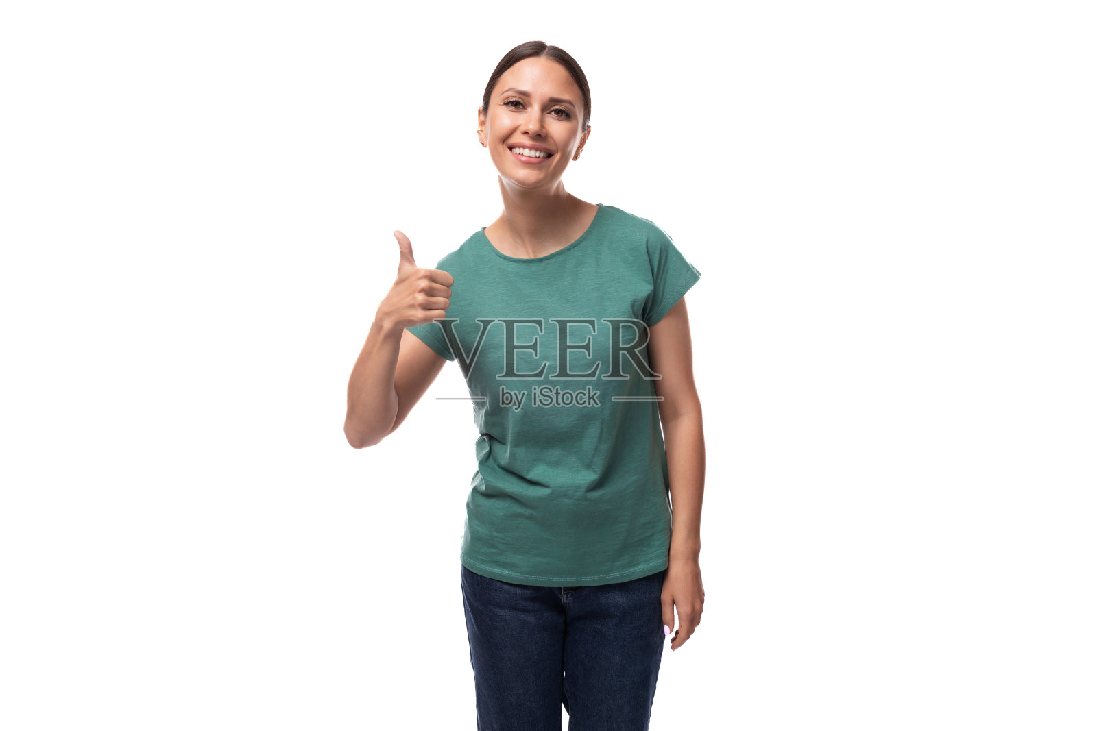 穿着休闲服的年轻苗条的黑发白人妇女用手指着照片摄影图片