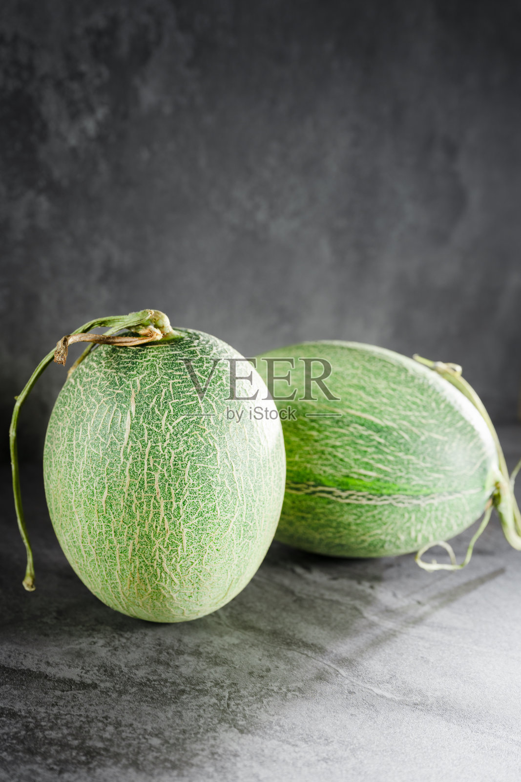 深色背景上的新鲜哈密瓜照片摄影图片