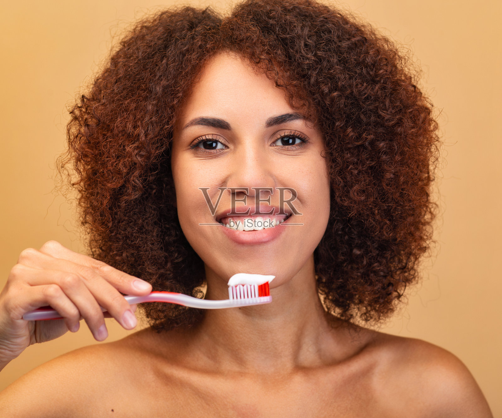 保持口腔健康牙齿护理用牙刷刷牙的妇女露出灿烂的笑容照片摄影图片