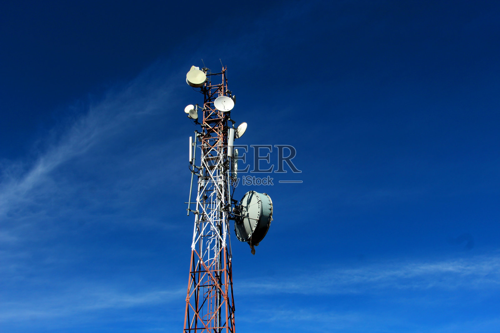 移动电话塔在山上站。蜂窝基站、蜂窝电话塔、蜂窝基站塔或蜂窝基站。照片摄影图片