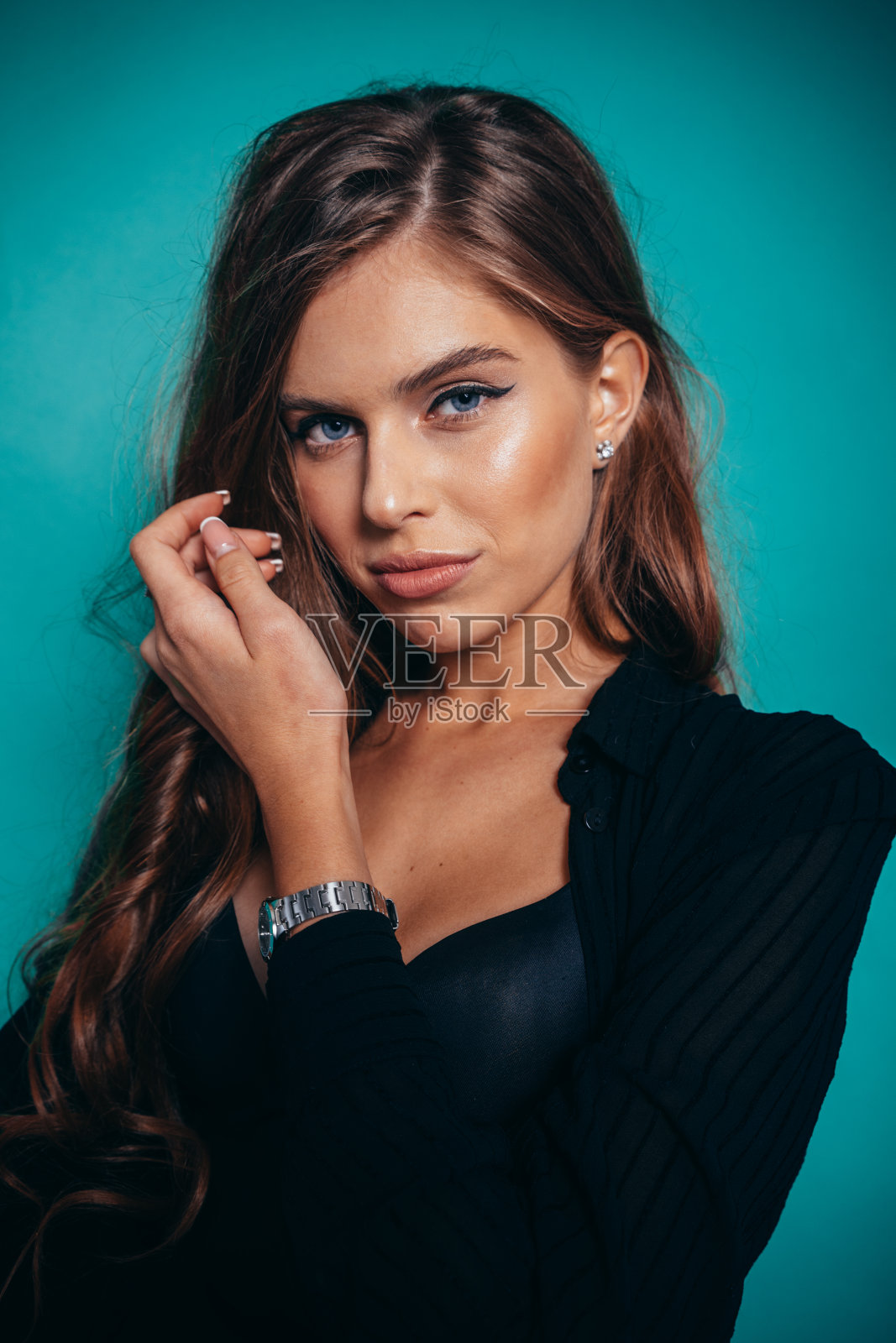 年轻的女孩，带着美丽的微笑，戴着牙套，手上戴着手表，一个美丽的女孩的肖像照片摄影图片