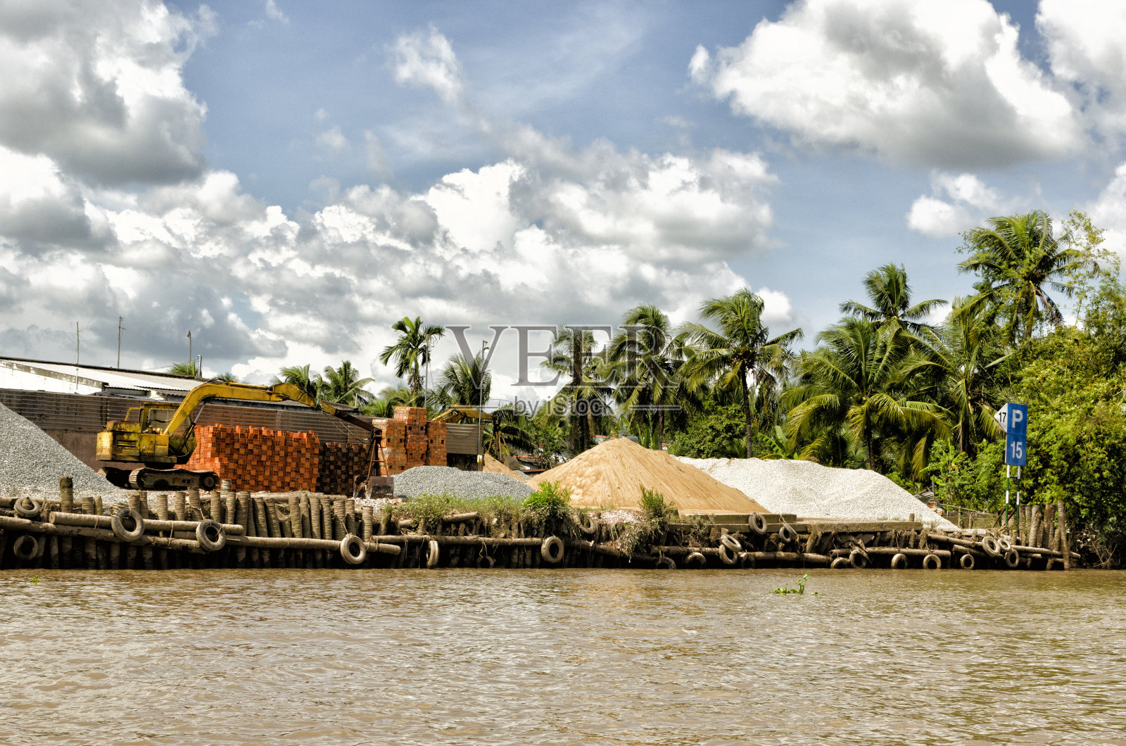 在本贸易河上航行照片摄影图片