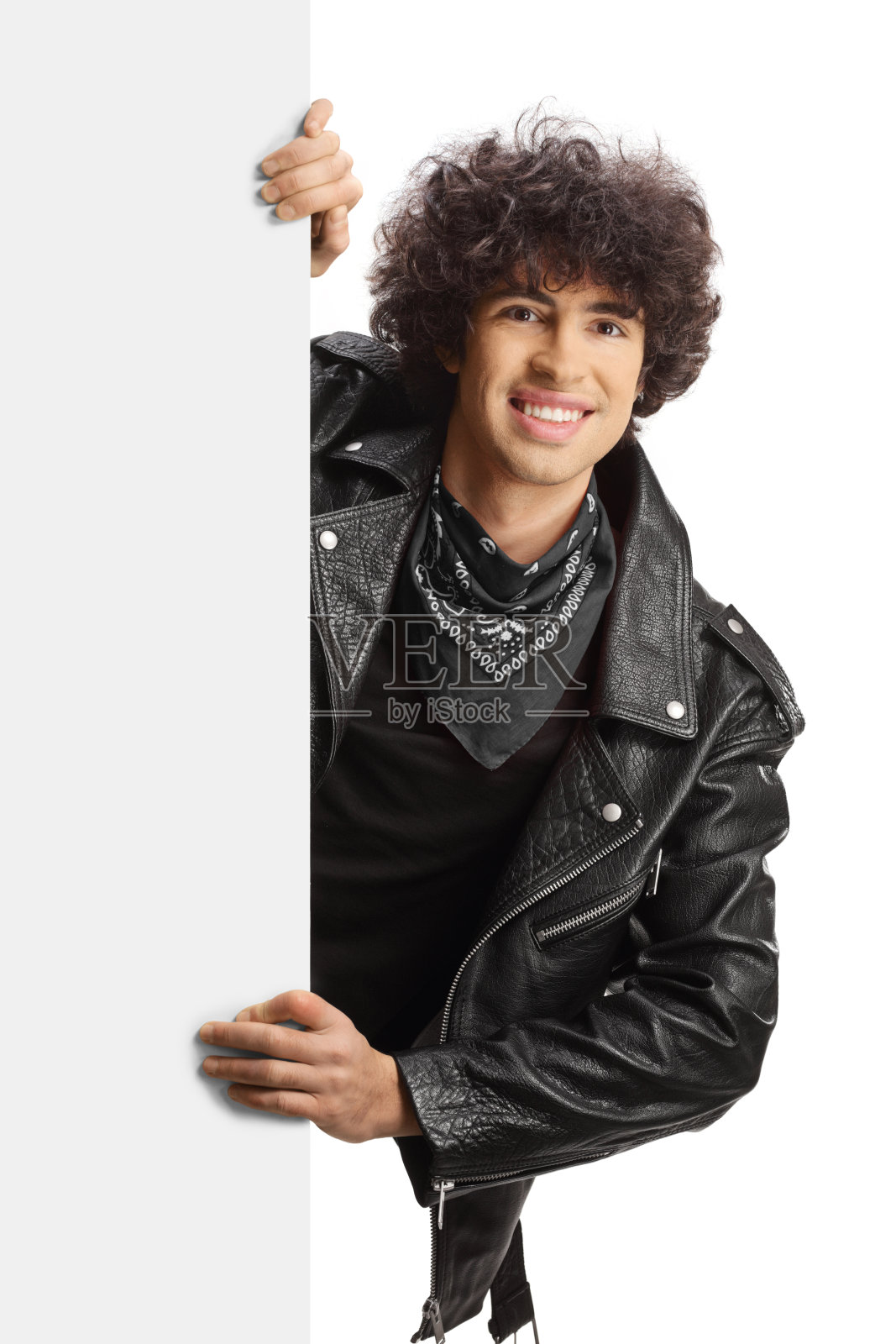 一个穿着黑色皮夹克的人站在一块空白的面板后面照片摄影图片