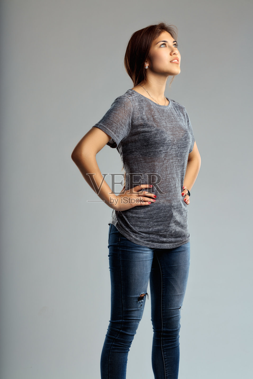 穿着便服的沉思时刻被捕捉到照片摄影图片