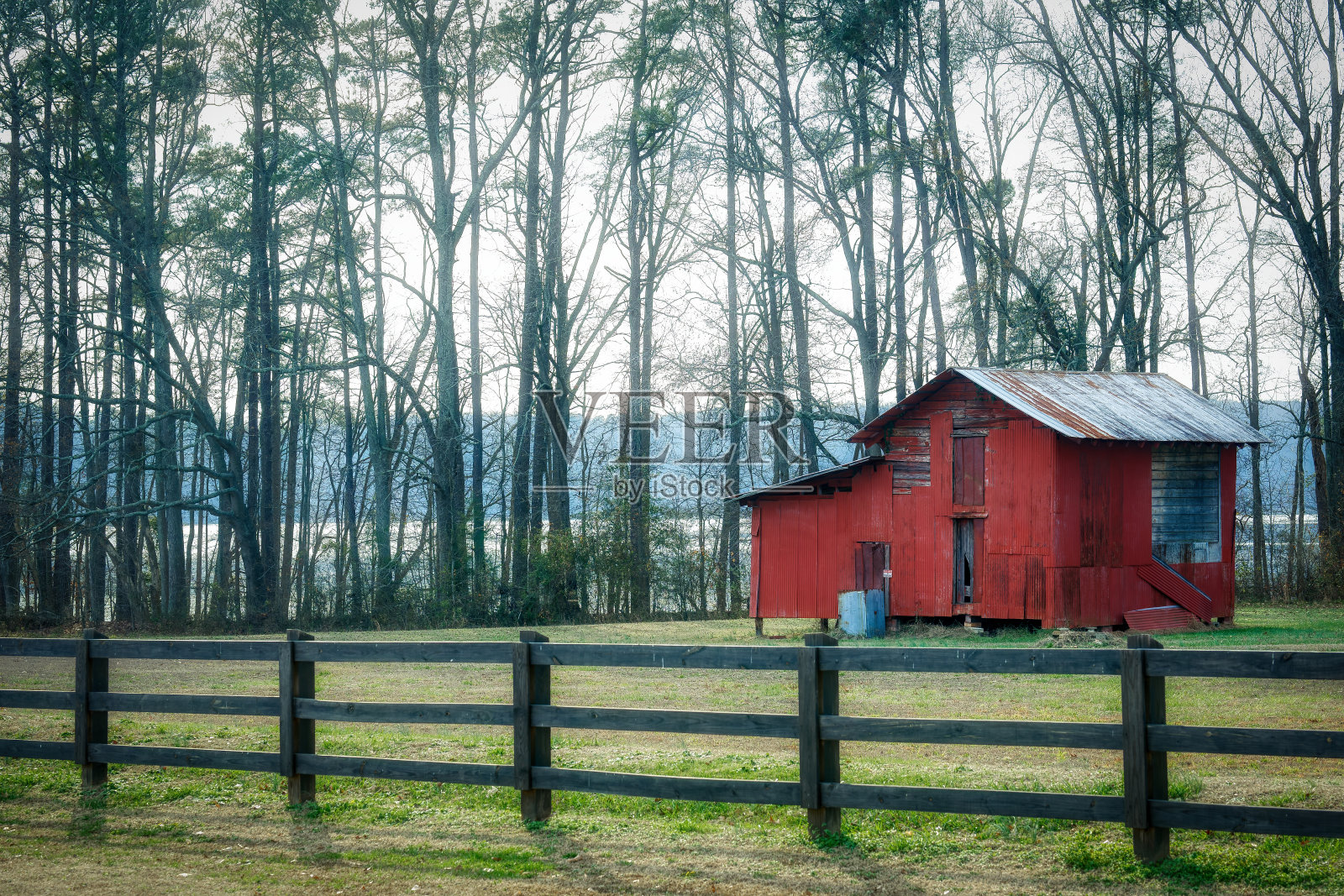 冬天背光的小红谷仓照片摄影图片
