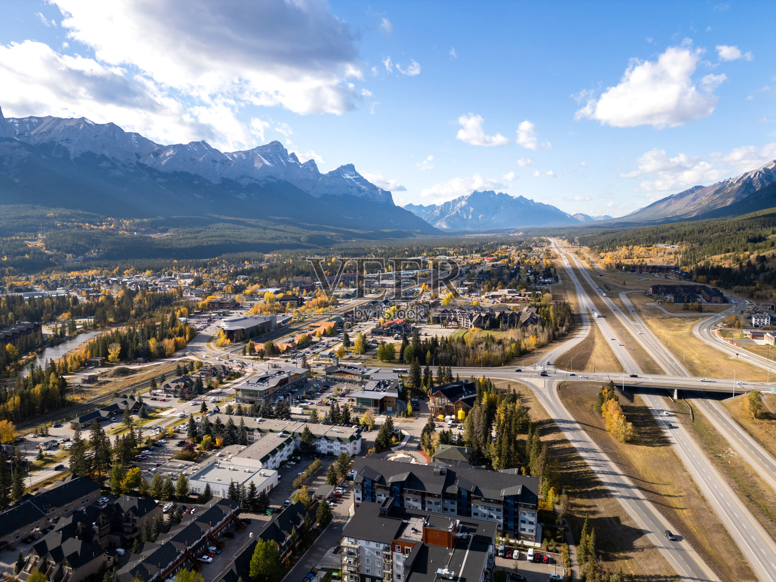 鸟瞰图跨加拿大高速公路(1号公路)89出口到市中心坎莫尔在加拿大落基山脉，阿尔伯塔省，加拿大。照片摄影图片