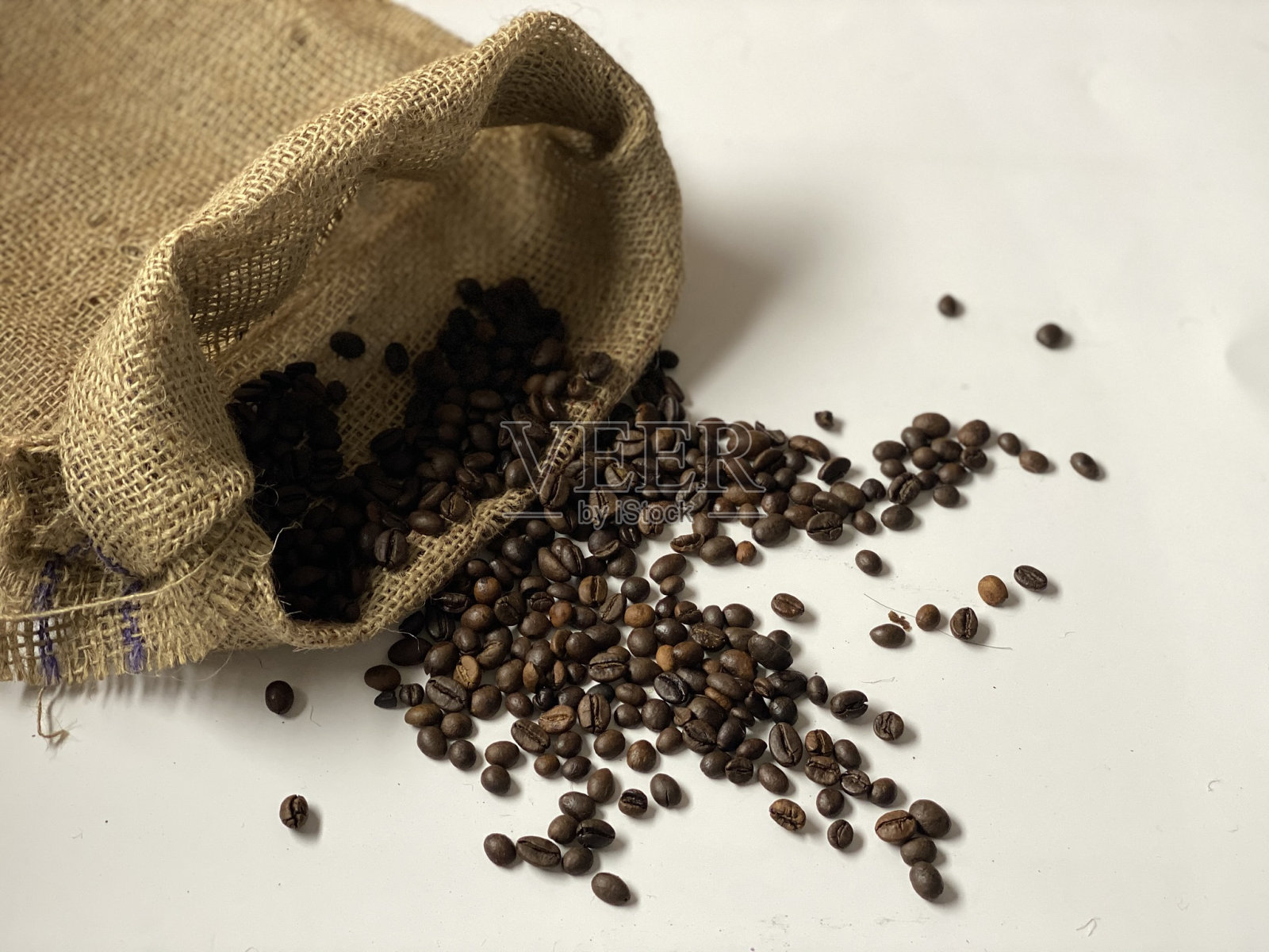 咖啡豆和一杯从上面看的咖啡照片摄影图片