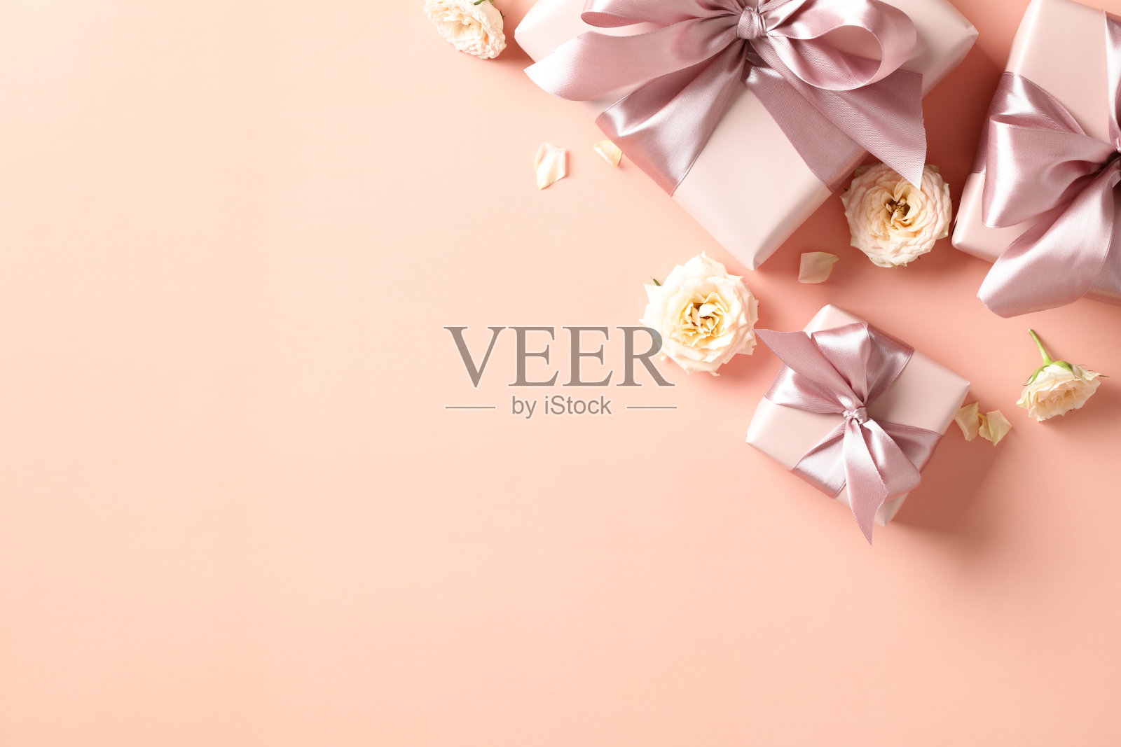 情人节礼物，粉红色缎带蝴蝶结，桃红色背景玫瑰花蕾。爱情，浪漫的概念。平铺，俯视图，复制空间照片摄影图片