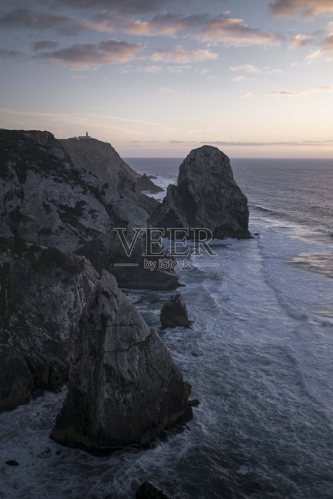 葡萄牙辛特拉大西洋沿岸的悬崖。照片摄影图片