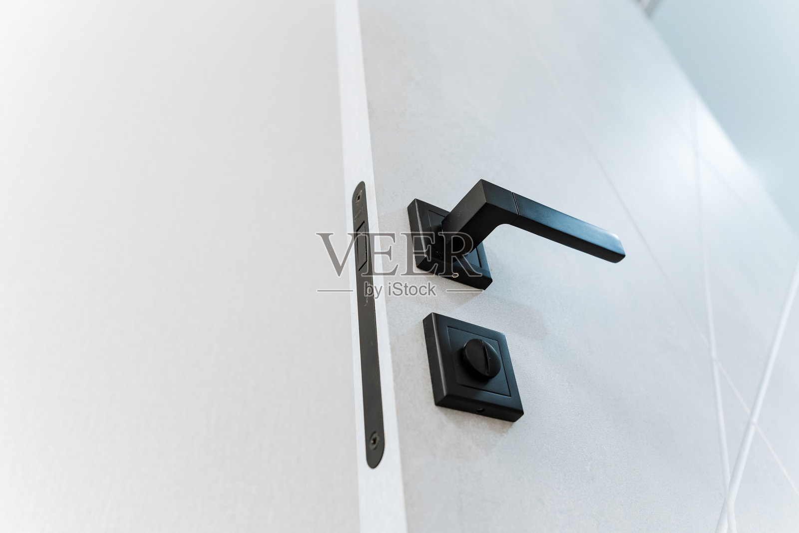 采购产品黑色金属门把手，门锁，开放式房间门，公寓内部。照片摄影图片