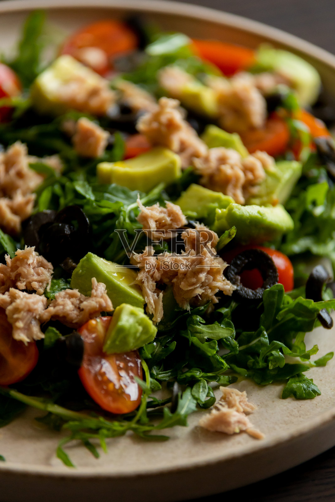 地中海沙拉配金枪鱼、鳄梨和芝麻菜——减肥的健康饮食照片摄影图片