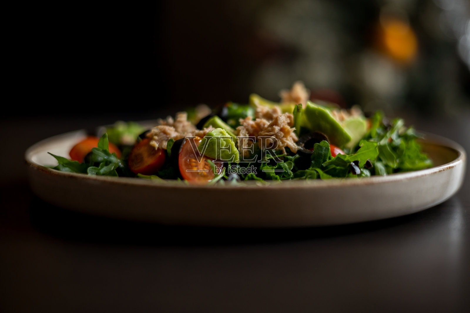 地中海沙拉配金枪鱼、鳄梨和芝麻菜——减肥的健康饮食照片摄影图片