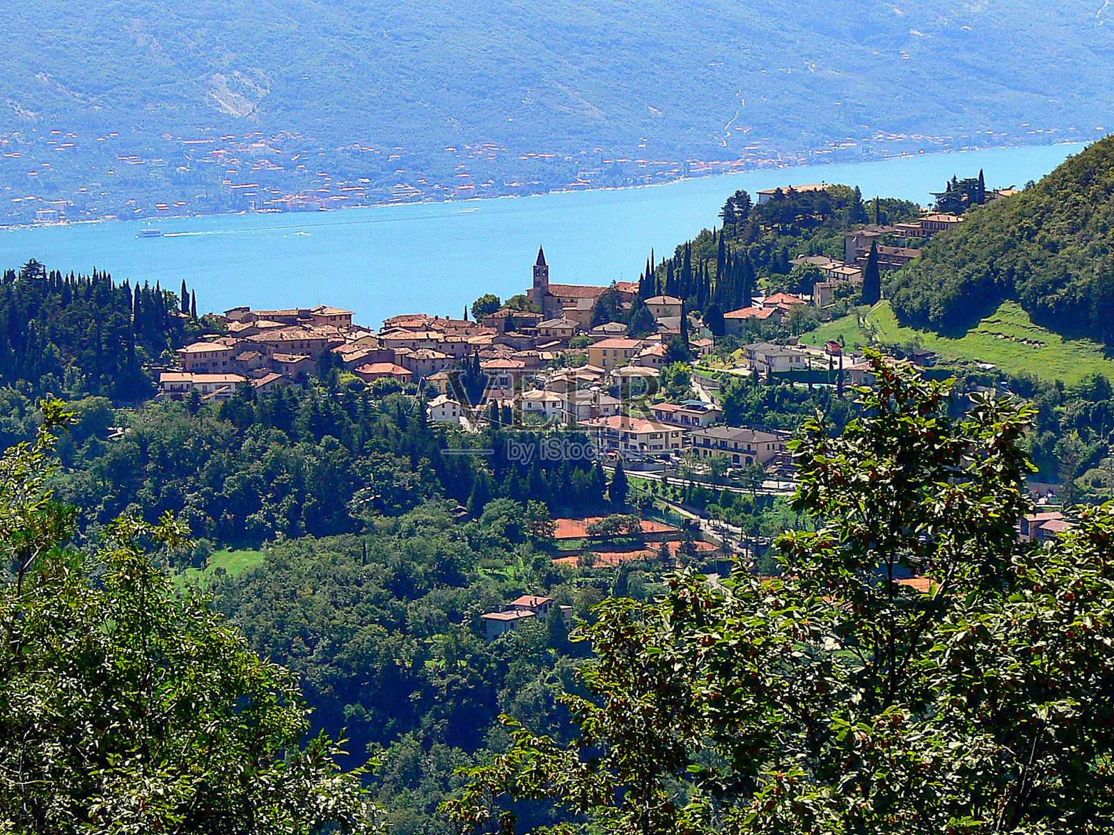 在加尔达湖上的特雷莫辛区，可以看到皮耶夫市南部。照片摄影图片