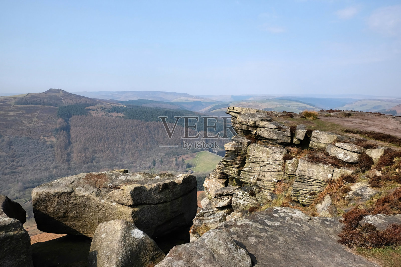 从英国德比郡山顶区黑暗山峰的班福德边缘眺望照片摄影图片