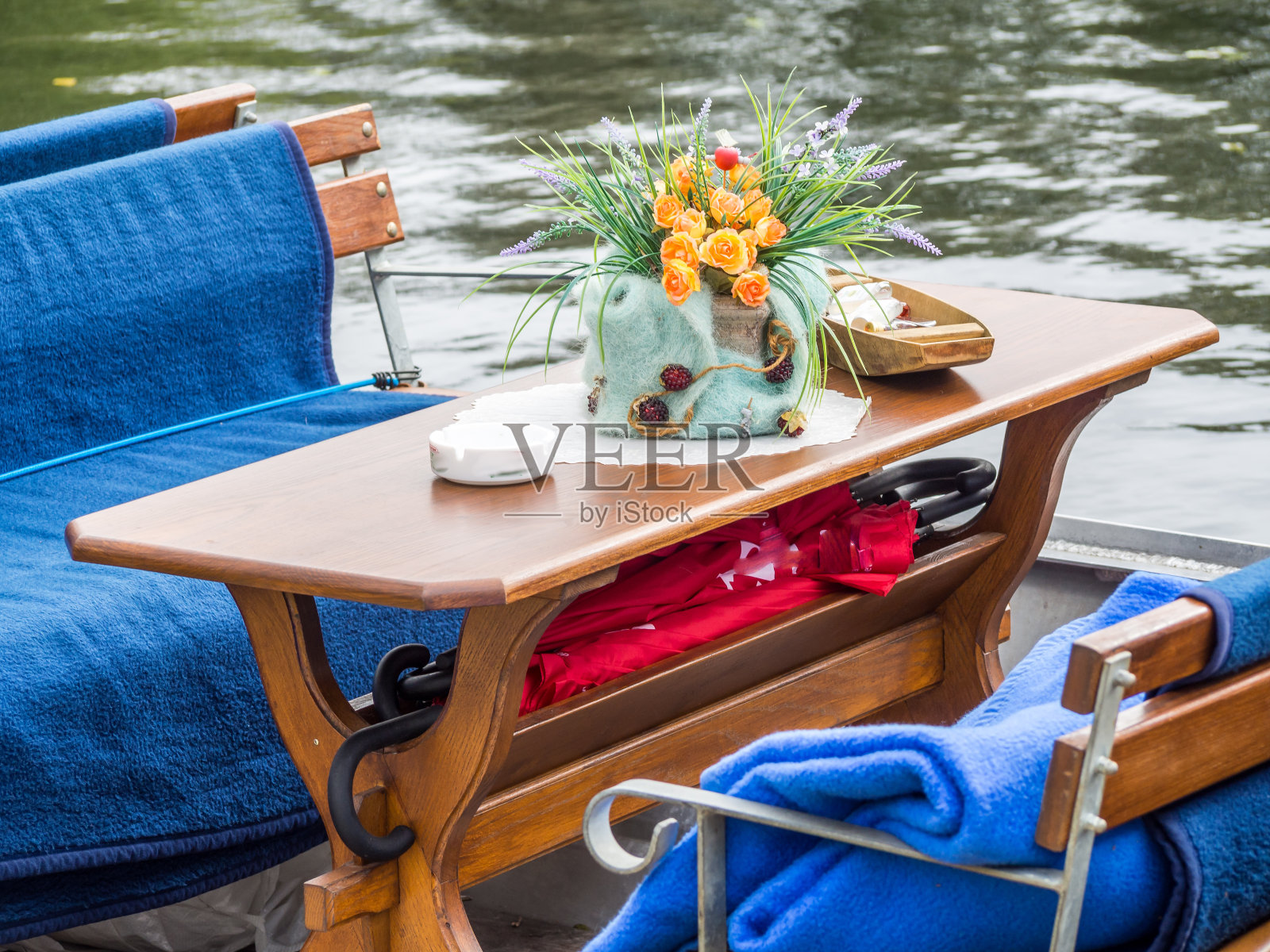 在斯普雷瓦尔德的驳船上观光照片摄影图片